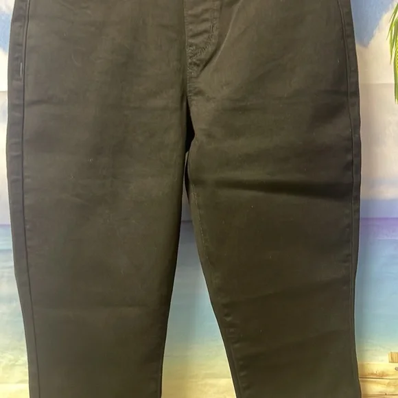 - Brand new with tags Woman’s Signature by Levi Strauss pull-on skinny. - Picture 3 of 15